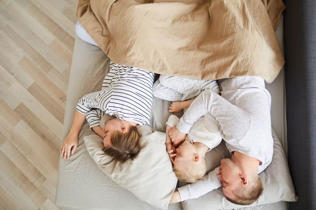 Família dormindo tranquilamente em um residencial com conforto acústico