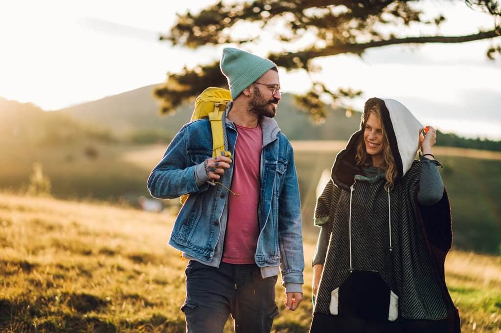 Homem e mulher caminhando em meio à natureza da serra catarinense.